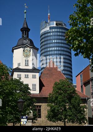 Jena, Deutschland. 19.. Juli 2022. Der Marktplatz mit dem historischen Rathaus und dem Hochhaus „JenTower“. Im Wettbewerb um das 'Zukunftszentrum für Deutsche Einheit und europäische Transformation' unterstützte das Land Thüringen den Antrag aus Jena. Mit dem Zukunftszentrum will die Bundesregierung die Erfahrungen der Ostdeutschen mit Wandel und Umbruch würdigen. Quelle: Martin Schutt/dpa/Alamy Live News Stockfoto