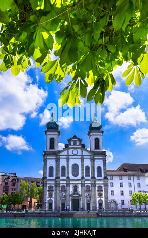 Luzern - schöne romantische Stadt in der Schweiz. Blick auf die berühmte Jesuitenkirche (Jesuitenkirche Kathedrale) in der Altstadt Stockfoto