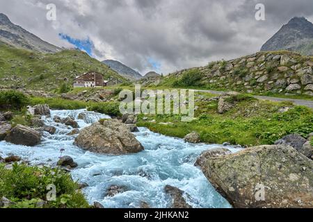 Berglandschaft mit Wolkenhimmel in der silvretta bei Galtür, Tirol, Österreich Stockfoto