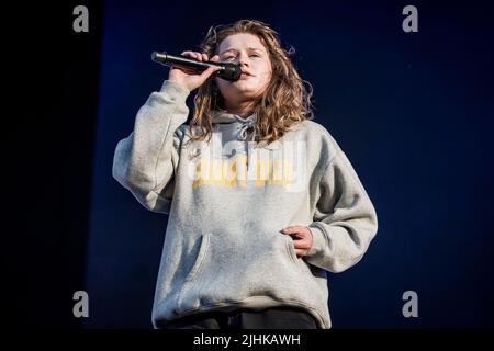 Norwegian Girl in Red alias Marie Ulven Ringheim, das im Juli 2022 in Norwegen live auftrat Stockfoto