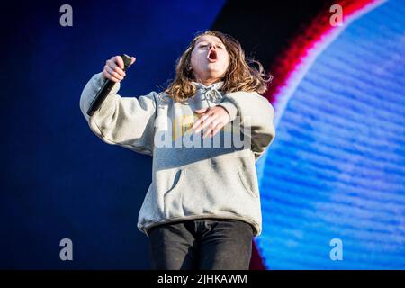 Norwegian Girl in Red alias Marie Ulven Ringheim, das im Juli 2022 in Norwegen live auftrat Stockfoto