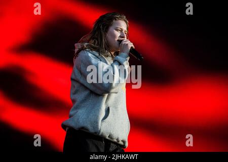 Norwegian Girl in Red alias Marie Ulven Ringheim, das im Juli 2022 in Norwegen live auftrat Stockfoto