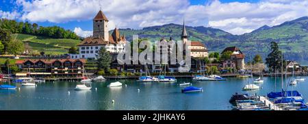 Der malerische Thunersee und das Dorf Spiez mit seiner berühmten mittelalterlichen Burg und der Altstadt in den alpen im Kanton Bern in der Schweiz Stockfoto