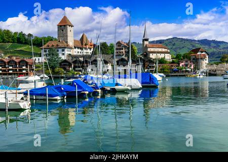 Der malerische Thunersee und das Dorf Spiez mit seiner berühmten mittelalterlichen Burg und der Altstadt in den alpen im Kanton Bern in der Schweiz Stockfoto