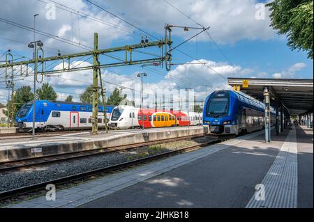 Lokale und regionale Züge am Norrkoping Hauptbahnhof, einem Bahnhof in Norrkoping, Schweden aus dem Jahr 1866. Stockfoto