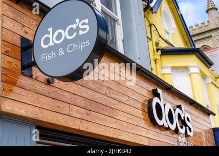 DOC's Fish and Chip Shop, ein preisgekrönter Chippy in Newcastle, County Down, Nordirland, Großbritannien Stockfoto