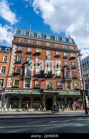 Fortnum & Mason Store, ein Kaufhaus aus dem 18.. Jahrhundert, das für seine Gourmet-Lebensmittel wie Tee und vornehme Konfitüren bekannt ist, Piccadilly, London, England, Großbritannien Stockfoto