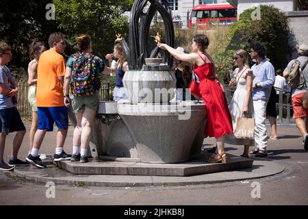Die Londoner Hitzewelle kühlt sich heute mit kaltem Wasser an einem Brunnen vor der U-Bahnstation Green Park ab, da die Temperaturen bei einigen der heißesten Wetterlagen, die das Vereinigte Königreich je erlebt hat, 37C Grad erreichen. 19.. Juli 2022 London, Großbritannien Stockfoto