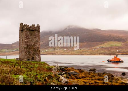 Carrickkildavnet Castle oder Grace O'Malley's Castle, Achill Sound, Achill Island, Irland ist ein vierstöckiges Turmhaus. Stockfoto