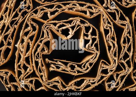 Nahaufnahme der braunen Wellpappenrolle. Recycelbares Material Stockfoto