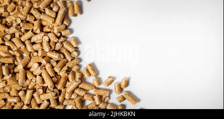 Holzpellets auf weißem Hintergrund. Platz kopieren Stockfoto