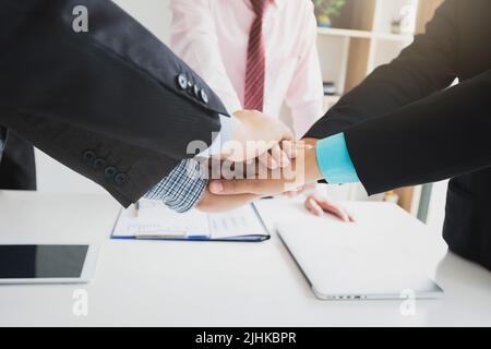 Konzept der Teamarbeit: Nahaufnahmen der Hände Business Team Einheit angezeigt, mit ihren Händen zusammen. Stockfoto