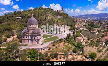 Todi - mittelalterliche historische Stadt Umbriens. Luftaufnahme der berühmten Basilika Consolazione. Italien Reisen und Sehenswürdigkeiten Stockfoto