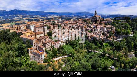Traditionelles Italien - malerische mittelalterliche Stadt Todi in Umbrien mit schöner Landschaft. Panorama-Luftaufnahme Stockfoto