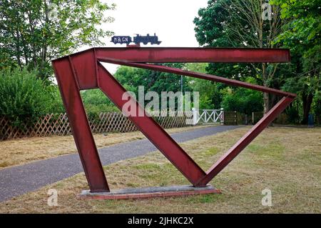 Eine Skulptur aus wiederverwendbaren rostigen Eisen und Schienen auf dem Gelände der alten Norwich City Station am Anfang des Marriott's Way Fußwegs und Radweg. Stockfoto