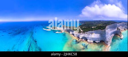 Ionische Inseln von Griechenland. Schönes Korfu. Panorama-Luftaufnahme des atemberaubenden Cape Drastis - natürliche Schönheit Landschaft mit weißen Felsen und türkisfarbenen wa Stockfoto