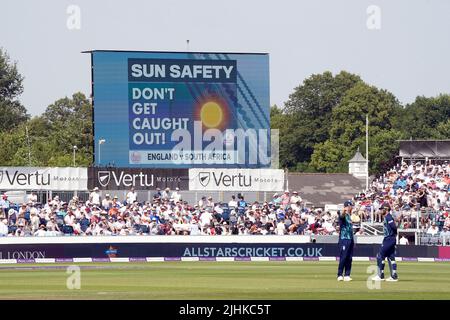 Eine Sonnenschutzwarnung für Fans wird während des ersten eintägigen internationalen Spiels im Seat Unique Riverside, Chester-le-Street, auf einer großen Leinwand angezeigt. Bilddatum: Dienstag, 19. Juli 2022. Stockfoto