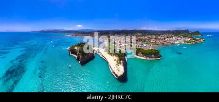 Korfu Insel Natur Meer Landschaft. Panorama-Luftaufnahme der atemberaubenden Bucht von Sidari, beliebtes Touristenresort mit schöner Felsformation und berühmtem Kanal Stockfoto