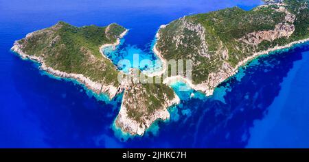 Griechenland Naturlandschaft. Die schönsten Strände der Insel Corful. Einzigartiger Strand Porto Timoni mit zwei Seiten und kristallklarem Meer. Luftaufnahme der Vogelperspektive Stockfoto