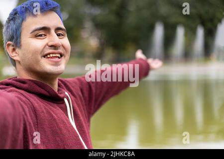 Aktiver junger kaukasischer schwuler Mann, der Selfie auf einem See zeigt. Outdoor-Adventure-Konzept. Stockfoto