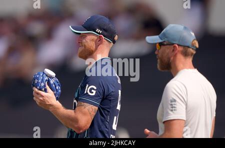 Der Engländer Ben Stokes verwendet beim ersten eintägigen internationalen Spiel im Seat Unique Riverside, Chester-le-Street, ein Eispack auf der Hand. Bilddatum: Dienstag, 19. Juli 2022. Stockfoto