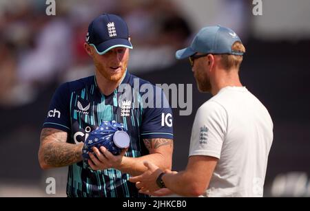 Der Engländer Ben Stokes verwendet beim ersten eintägigen internationalen Spiel im Seat Unique Riverside, Chester-le-Street, ein Eispack auf der Hand. Bilddatum: Dienstag, 19. Juli 2022. Stockfoto