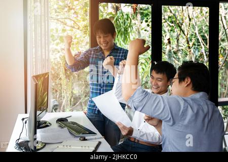 Programmierer Team Glück und froh in kompletten Erfolg Software-Entwicklungsprojekt. Entwicklung von Programmier- und Codierungstechnologien. Website-Design. Stockfoto
