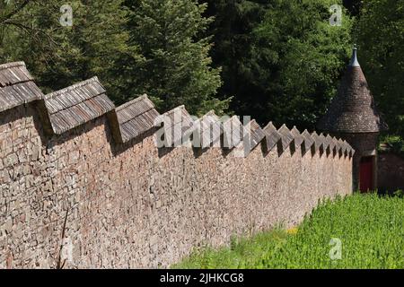 Die ungewöhnliche abgestufte Wirkung der Wand in einem englischen Küchengarten, wenn sie dem steilen Hang des Landes folgt Stockfoto