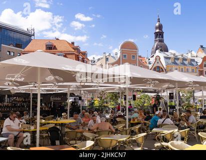 Riga Restaurant; Gäste, die im Sommer in einem Restaurant sitzen, Altstadt von Riga, Riga Lettland, Europa Stockfoto