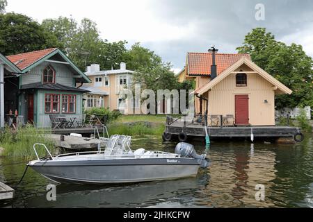 Traditionelle Fischerhütten aus Holz auf der Insel Vaxholm in Schweden Stockfoto