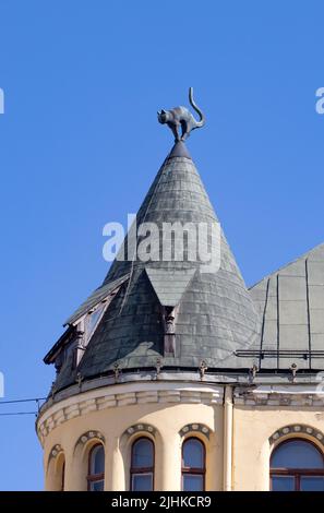 Das Cats House Riga. Beispiel der Jugendstilarchitektur in Riga. Eine Katzenstatue auf dem Dach eines Jugendstilgebäudes in der Altstadt von Riga, Riga Lettland Stockfoto