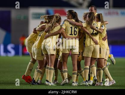 Manchester, England, 18.. Juli 2022. Die belgischen Spieler feiern ihre Qualifikation für die K.O.-Phase nach dem letzten Pfiff des Spiels der UEFA Women's European Championship 2022 im Academy Stadium in Manchester. Bildnachweis sollte lauten: Jonathan Moscrop / Sportimage Stockfoto