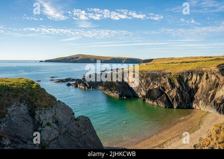 Ein Blick auf die Küste der Cardigan Bay mit der Insel in der Ferne in West Wales Stockfoto