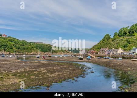 Landschaft des unteren Stadthafens von Fishguard bei Ebbe an der Küste von Pembrokeshire in Wales, Großbritannien Stockfoto