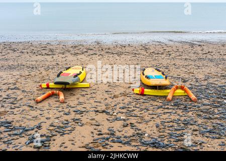 Surf Rettungsschwimmer Boards und Schwimmvorrichtungen am Strand Stockfoto