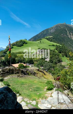 Blick auf Schloss Juval, Sommerresidenz & Museum des italienischen Bergsteigers Reinhold Messner, oberhalb des Dorfes Naturns, Südtirol, Italien. Stockfoto