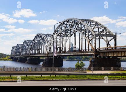 Rigaer Brücke; Eisenbrücke über die Daugava, erbaut im Jahr 1914; Riga, Lettland, Europa Stockfoto