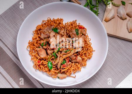 Würziger gebratene Instant-Noodle mit Schweinefleisch und Basilikum (Pad Kee Mao) Stockfoto