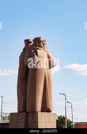 Statue oder Denkmal des lettischen Riflemen - eine Statue aus der sowjetzeit im Zentrum von Riga, Lettland Stockfoto