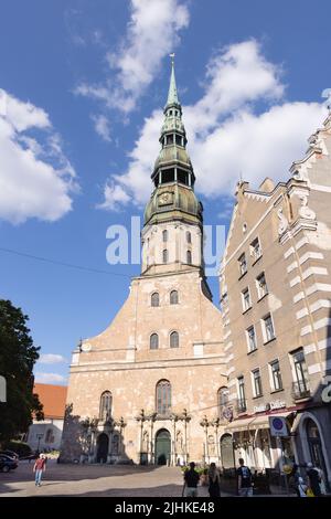 Riga Kirche; St. Peters Kirche, Riga Lettland im Sommer. Eine lutherische Kirche, die ursprünglich 1200s erbaut wurde und zuletzt nach dem Zweiten Weltkrieg wieder aufgebaut wurde; Riga, Lettland, Europa Stockfoto