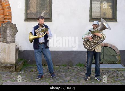 Straßenmusiker – zwei Männer mittleren Alters im Alter von 50s Jahren spielen auf den Straßen der Altstadt von Riga, Riga, Lettland, Europa; – Riga Lifestyle Stockfoto