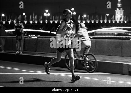 Sankt Petersburg, Russland - 11. Juni 2022: Männlicher Athlet beim Marathon Weiße Nächte Stockfoto