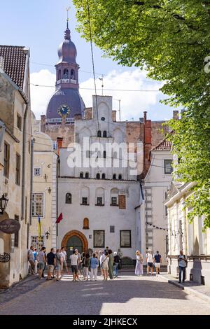 Rigaer Straßenszene; Touristen in den Three Brothers Häusern mit Blick auf Nummer 17, ein mittelalterliches Gebäude aus dem 15. Jahrhundert, Riga Altstadt, Riga Lettland im Sommer Stockfoto