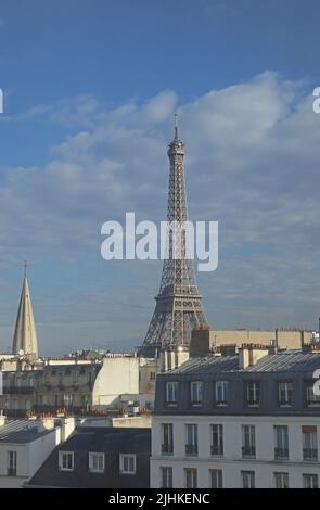 Eiffelturm über den Dächern von Paris Stockfoto