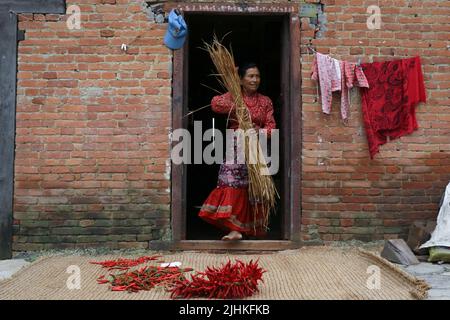 Lalitpur, Nepal. 19.. Juli 2022. Am 19. Juli 2022 in Lalitpur, Nepal. Die Frauen im alten Tal von Khokhana bereiten sich auf das Weben von Chilis in ihrem Haus vor. (Foto: Abhishek Maharjan/Sipa USA) Quelle: SIPA USA/Alamy Live News Stockfoto