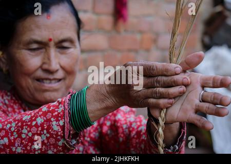 Lalitpur, Nepal. 19.. Juli 2022. Am 19. Juli 2022 in Lalitpur, Nepal. Die Frauen im alten Tal von Khokhana bereiten sich auf das Weben von Chilis in ihrem Haus vor. (Foto: Abhishek Maharjan/Sipa USA) Quelle: SIPA USA/Alamy Live News Stockfoto