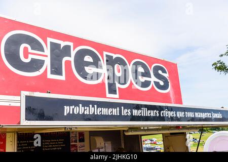 Mobiler Catering-Van mit dem Slogan „probablement les meilleurs crepes que vous mangerez jamais“ (Ü: Wahrscheinlich die besten Pfannkuchen, die Sie je bekommen werden) Stockfoto