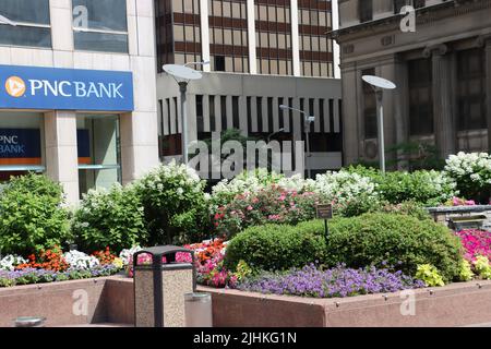 Straßengarten vor dem Gebäude der PNC Bank auf der Euclid Avenue in Cleveland, Juni 2022 Stockfoto