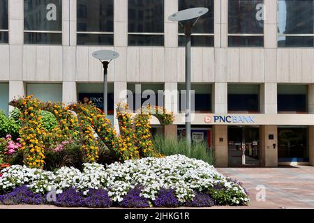 Straßengarten vor dem Gebäude der PNC Bank auf der Euclid Avenue in Cleveland, Juni 2022 Stockfoto