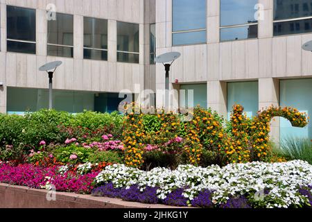 Straßengarten vor dem Gebäude der PNC Bank auf der Euclid Avenue in Cleveland, Juni 2022 Stockfoto